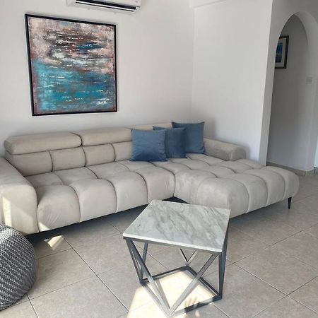 Central Pool-Side 2 Bedroom Apartment In Paphos Bagian luar foto
