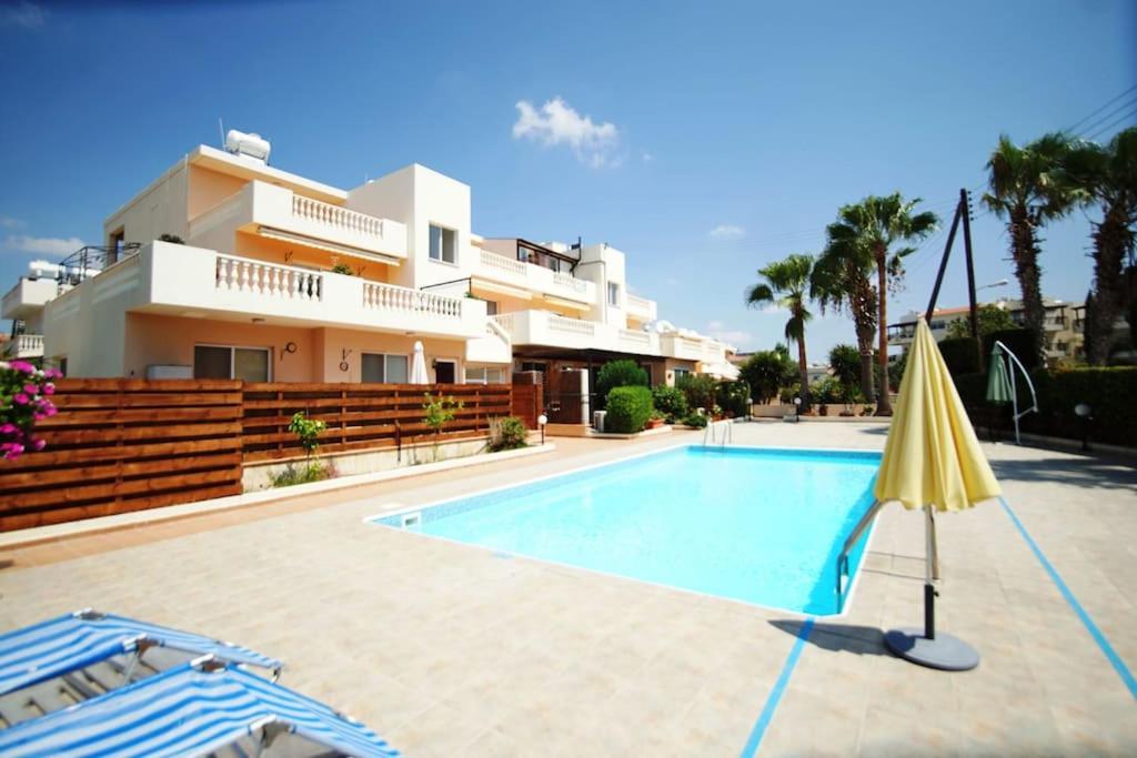 Central Pool-Side 2 Bedroom Apartment In Paphos Bagian luar foto