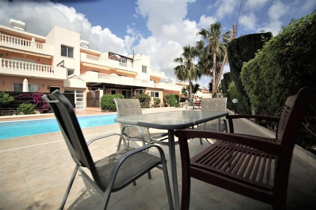 Central Pool-Side 2 Bedroom Apartment In Paphos Bagian luar foto