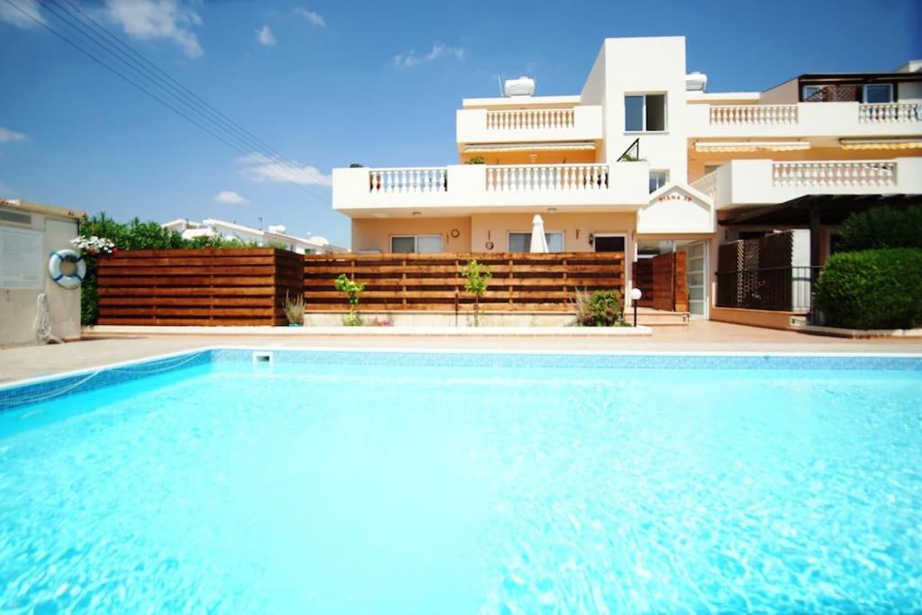 Central Pool-Side 2 Bedroom Apartment In Paphos Bagian luar foto