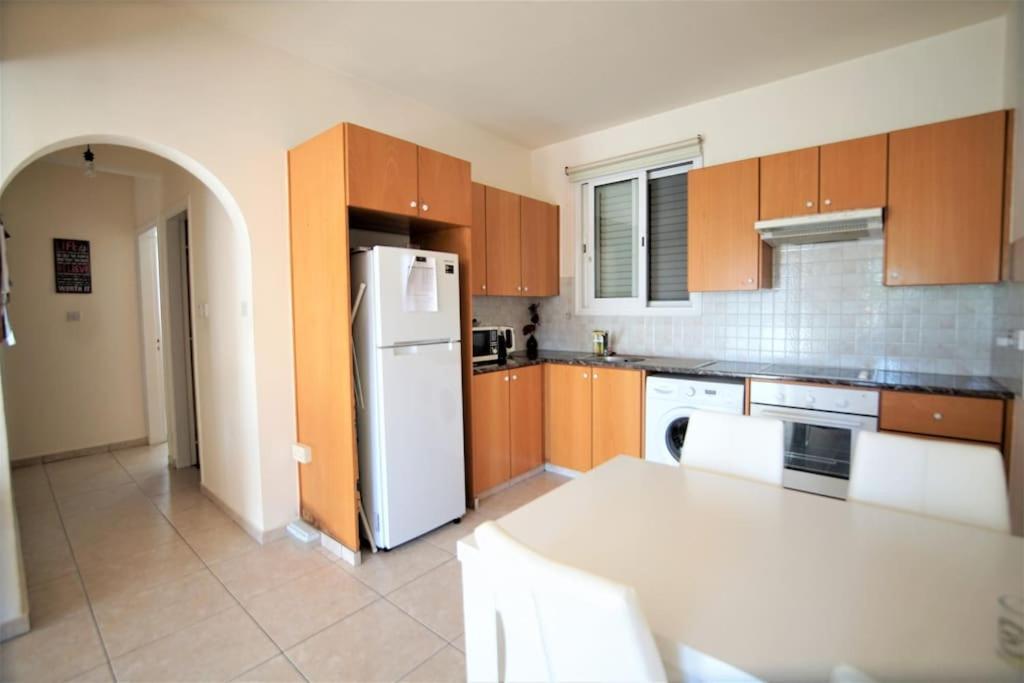 Central Pool-Side 2 Bedroom Apartment In Paphos Bagian luar foto