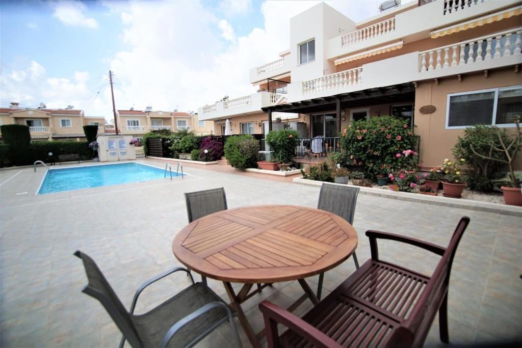 Central Pool-Side 2 Bedroom Apartment In Paphos Bagian luar foto
