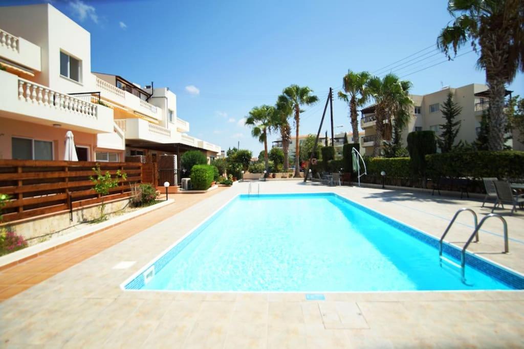 Central Pool-Side 2 Bedroom Apartment In Paphos Bagian luar foto