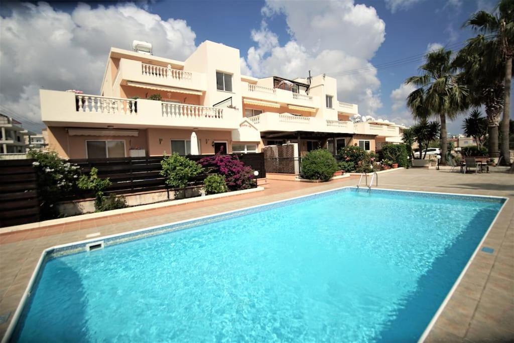 Central Pool-Side 2 Bedroom Apartment In Paphos Bagian luar foto