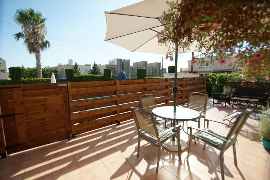 Central Pool-Side 2 Bedroom Apartment In Paphos Bagian luar foto