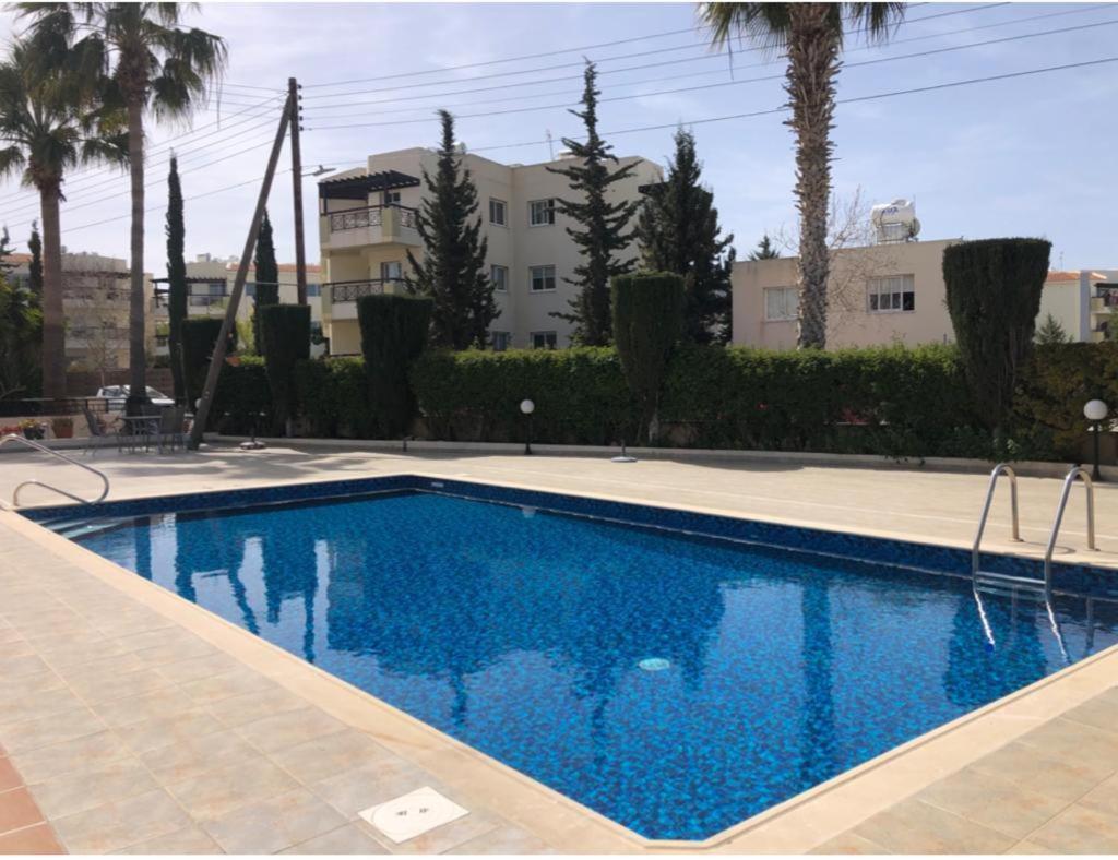 Central Pool-Side 2 Bedroom Apartment In Paphos Bagian luar foto