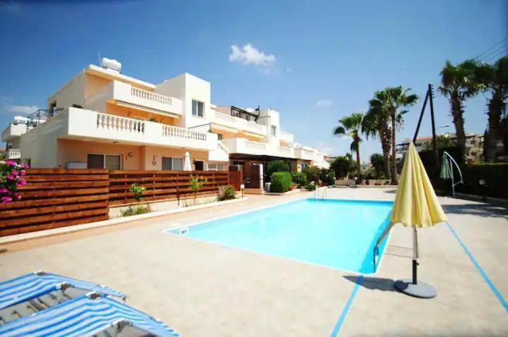 Central Pool-Side 2 Bedroom Apartment In Paphos Bagian luar foto