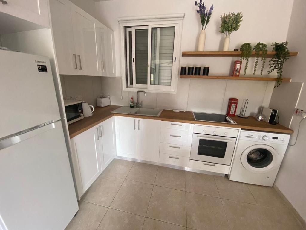 Central Pool-Side 2 Bedroom Apartment In Paphos Bagian luar foto