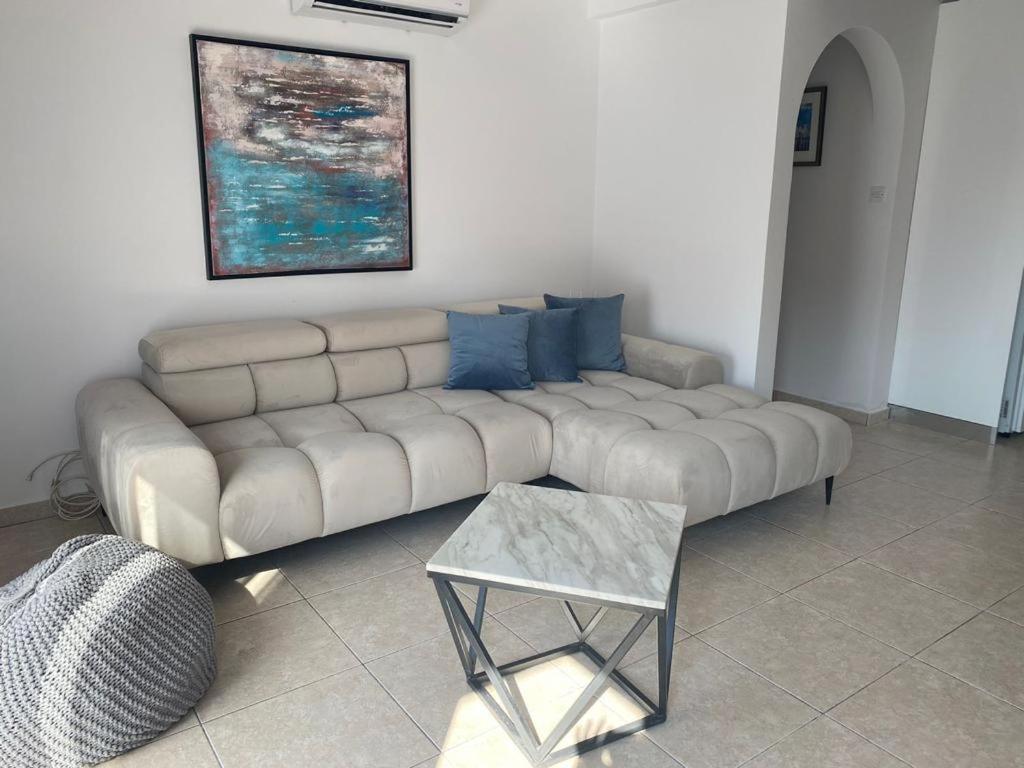 Central Pool-Side 2 Bedroom Apartment In Paphos Bagian luar foto