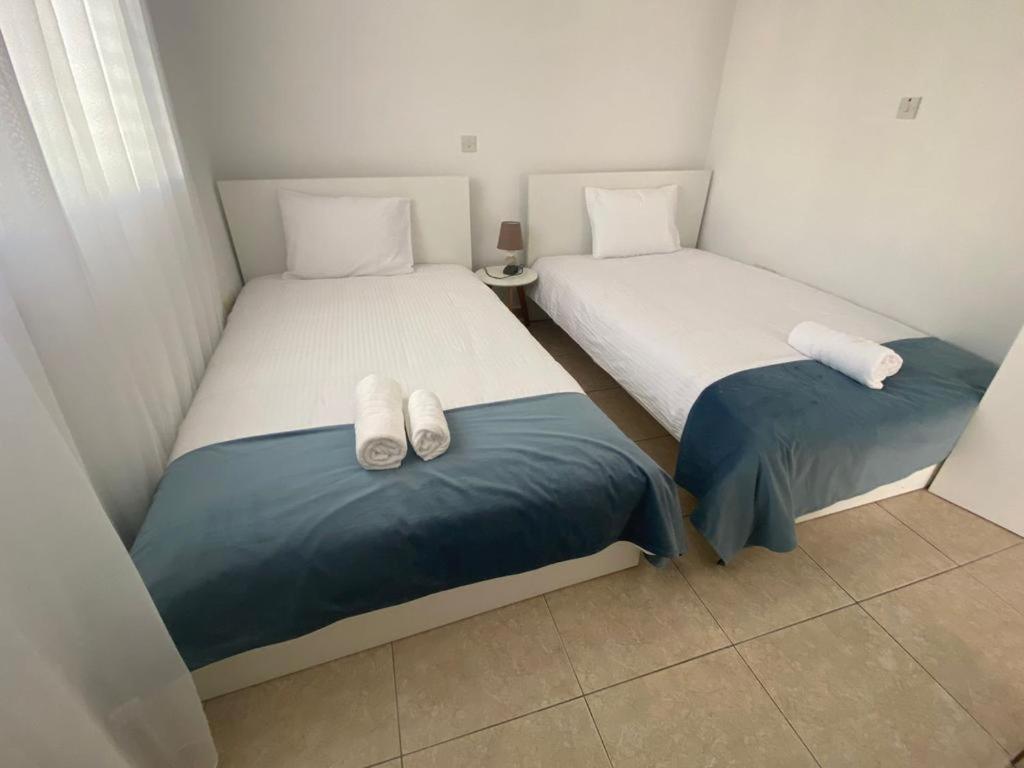 Central Pool-Side 2 Bedroom Apartment In Paphos Bagian luar foto