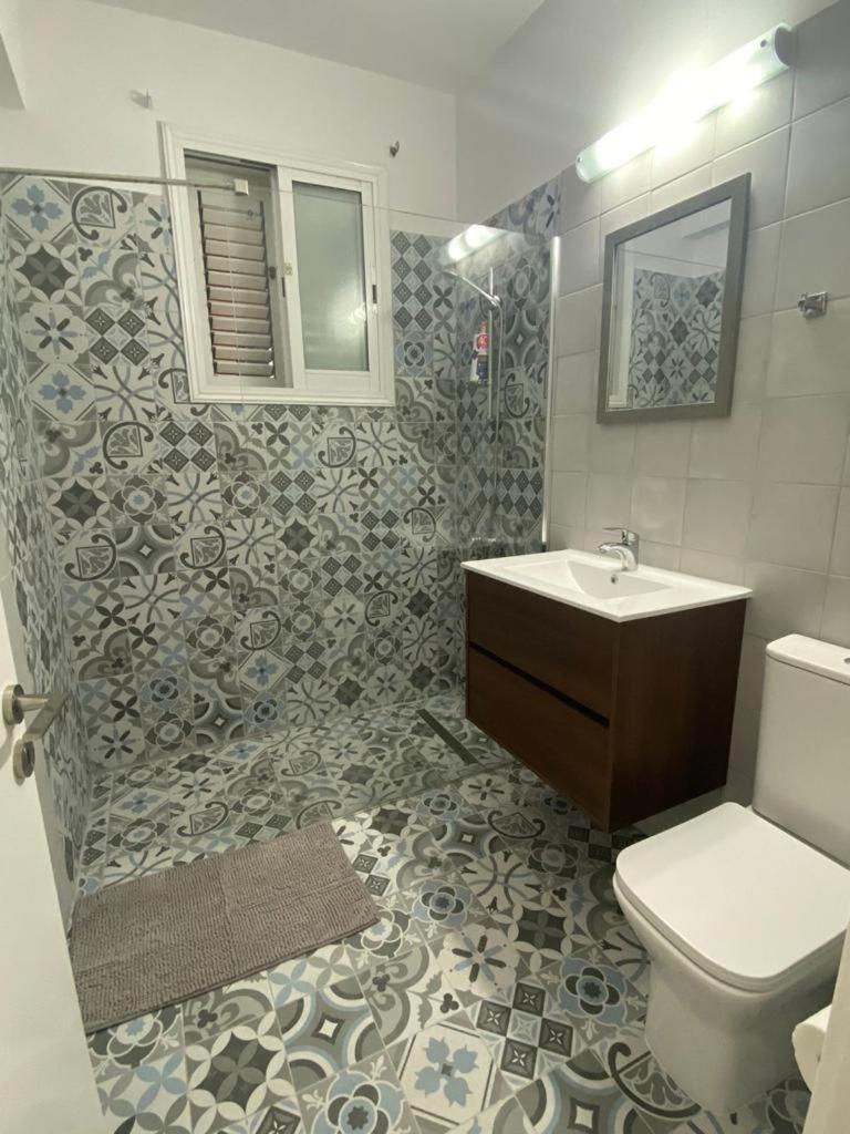 Central Pool-Side 2 Bedroom Apartment In Paphos Bagian luar foto