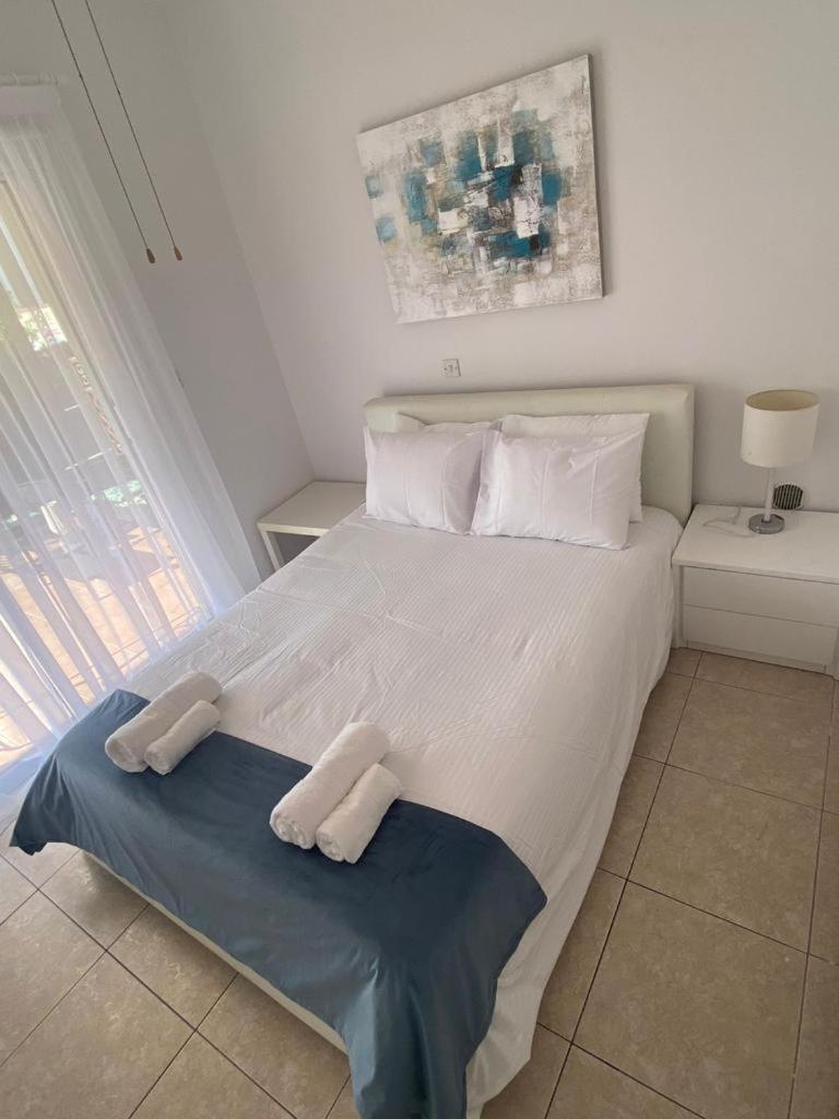 Central Pool-Side 2 Bedroom Apartment In Paphos Bagian luar foto