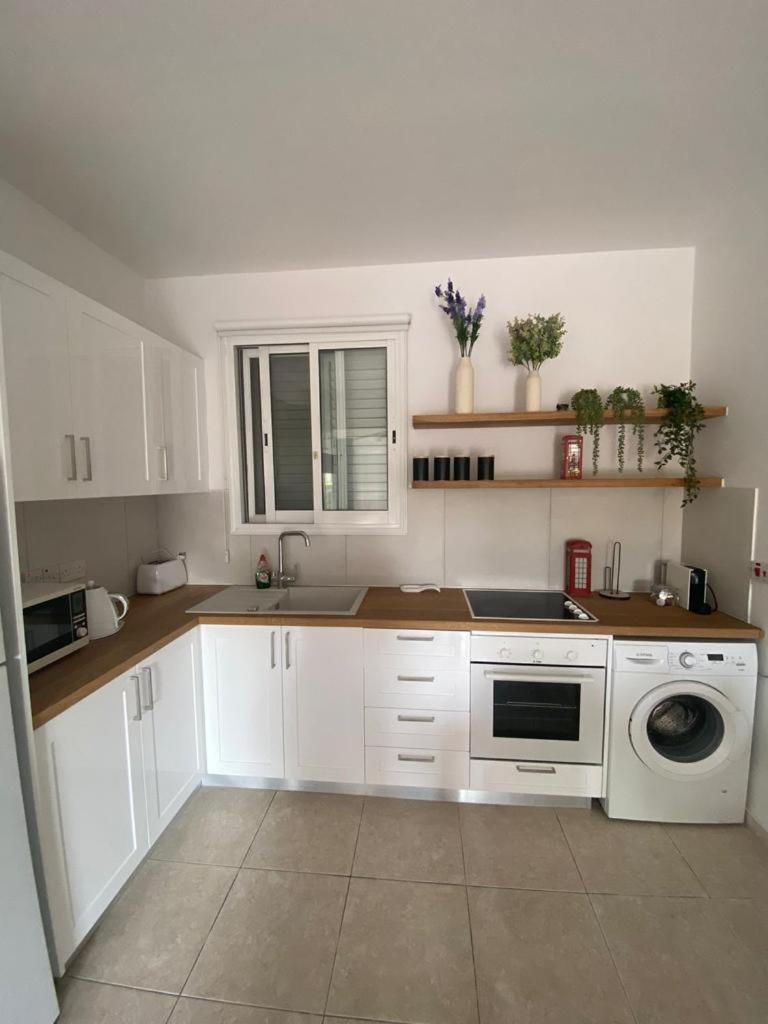 Central Pool-Side 2 Bedroom Apartment In Paphos Bagian luar foto