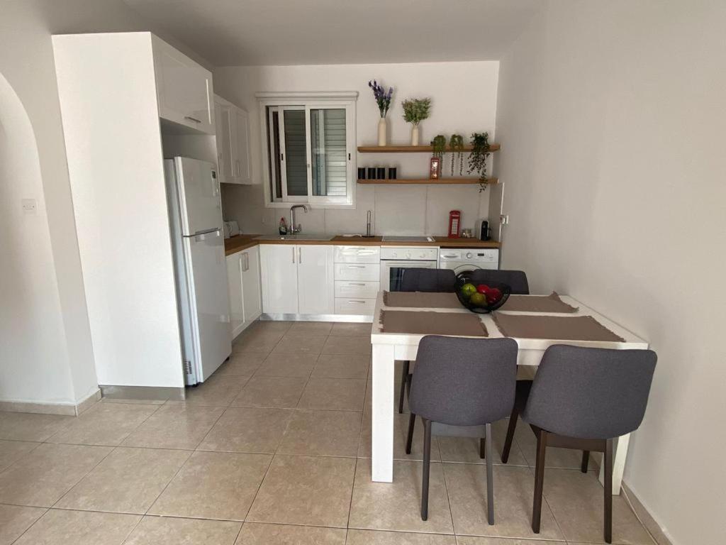 Central Pool-Side 2 Bedroom Apartment In Paphos Bagian luar foto